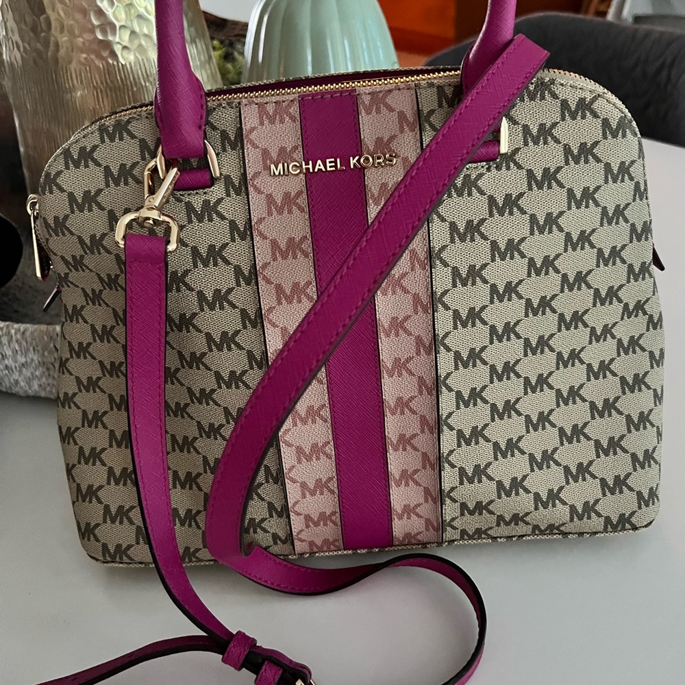 Michael kors Handbag/Crossbody 🍀